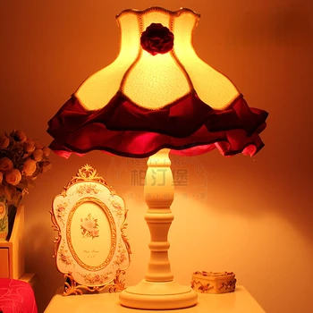 Настольная лампа Свадебный подарок для Нового дома Простой Европейский Корейский стиль, Пасторальная Бежево-красная ткань, прикроватная лампа для спальни