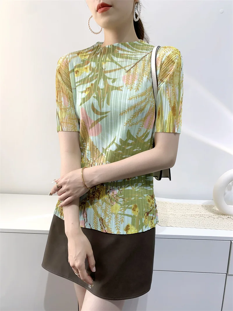 Новая летняя футболка 2023 года; Женская плиссированная рубашка с цифровой печатью в виде листьев бамбука; Тонкая плиссированная одежда с полувысоким воротником.